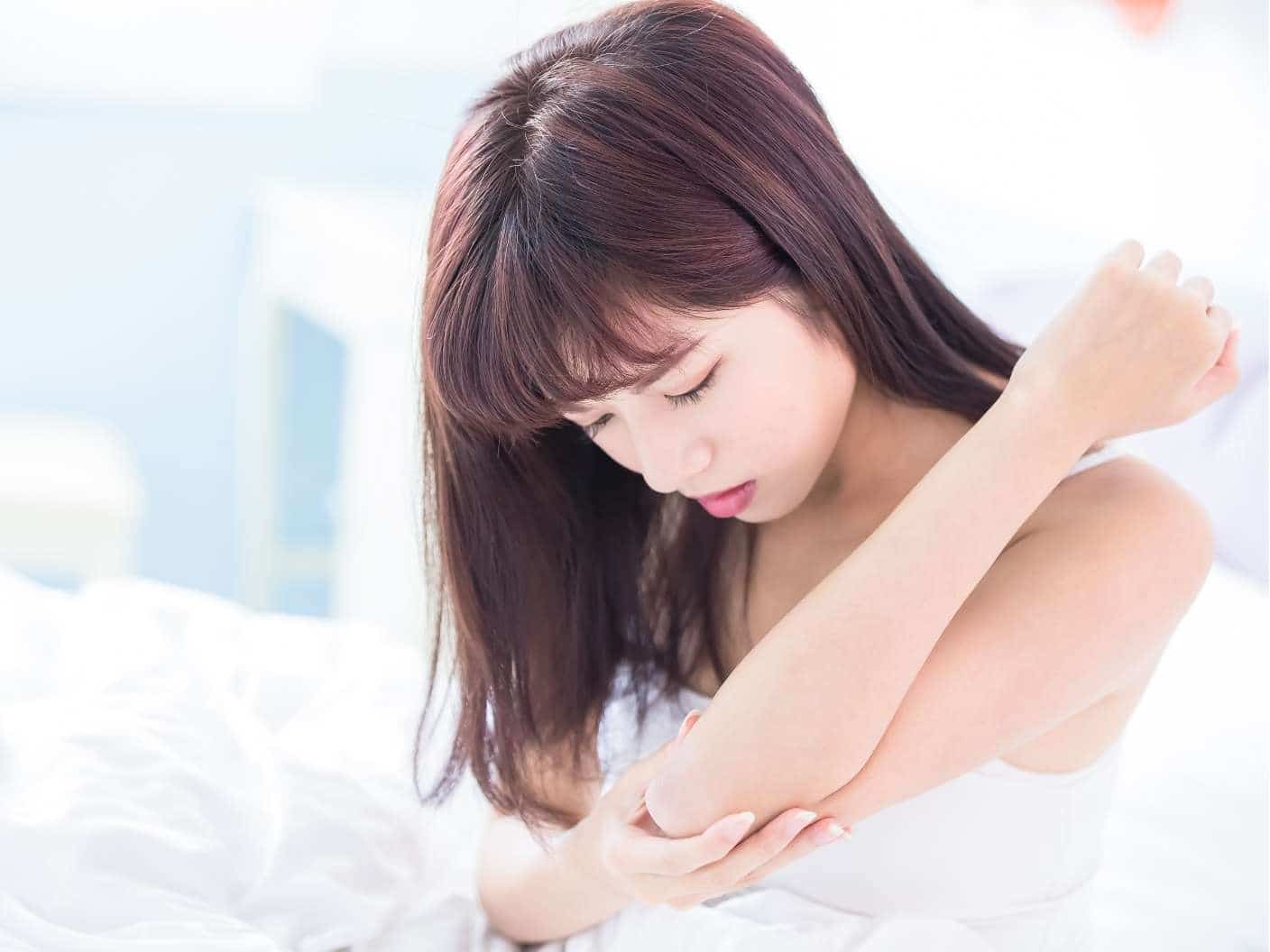 right-left-elbow-itching-superstition-meanings