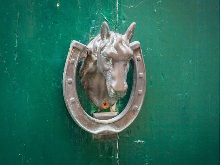 spiritual-meaning-of-horseshoe-hanging-on-the-door