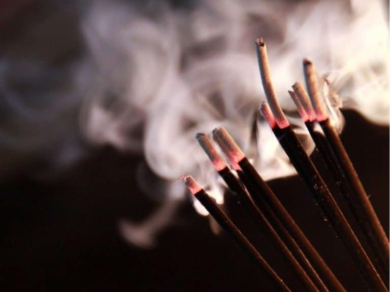 spiritual-meaning-of-incense-smoke-pattern-direction-color