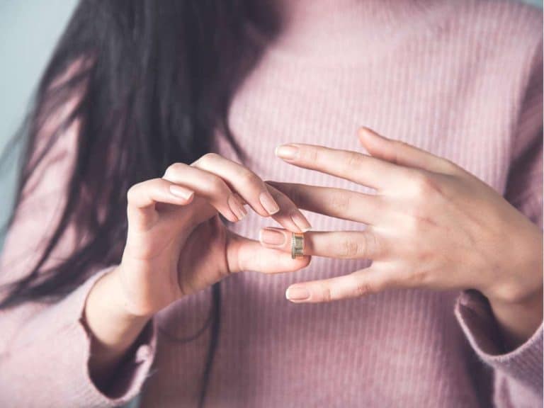 left-right-ring-finger-itching-meanings-superstitions